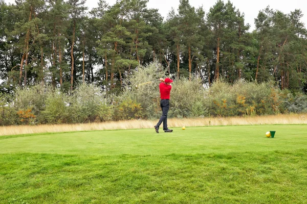 Jogar golfe em um campo de golfe em tempo nublado — Fotografia de Stock