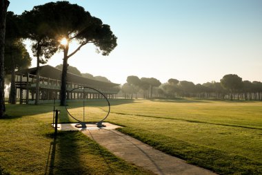 golf sahasında golf oynamak