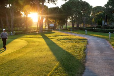 golf sahasında golf oynamak