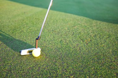 golf sahasında golf oynamak