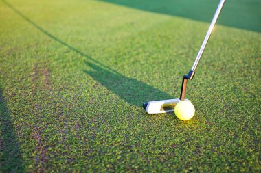 golf sahasında golf oynamak