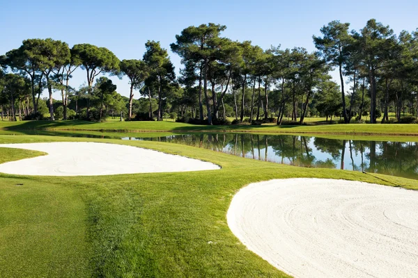 Hrát golf na golfovém hřišti — Stock fotografie