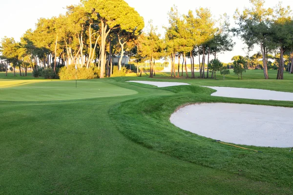 Hrát golf na golfovém hřišti — Stock fotografie