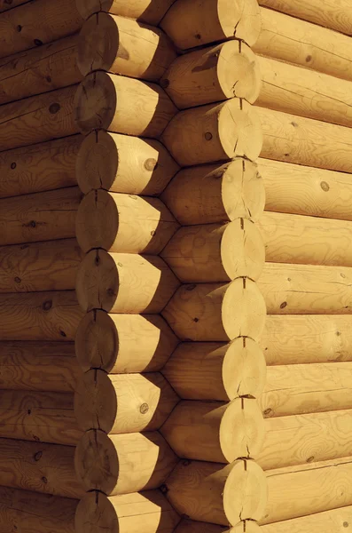 Canto de vista de close-up da casa de madeira fez logs naturais — Fotografia de Stock