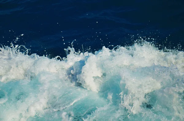 Splash deniz dalga spreyler ve köpük ile 