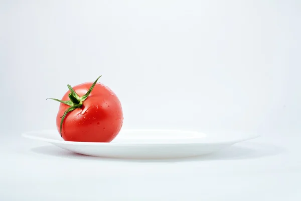 Beyaz tabakta domates