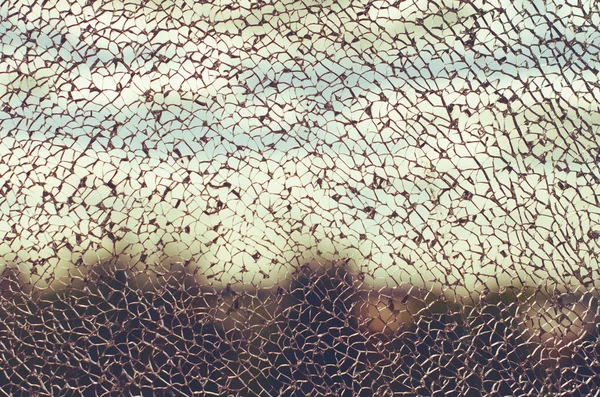 sokak ve gökyüzü kırık cam