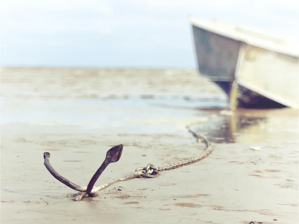 Anclado en la orilla con el barco — Foto de Stock