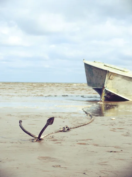 Ancré sur le rivage avec bateau — Photo