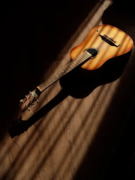 Ahşap arka plan üzerinde klasik gitar