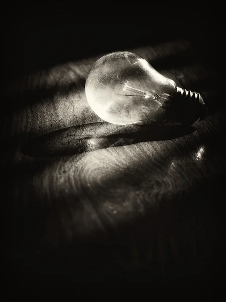 ampul ahşap grunge arka plan üzerinde