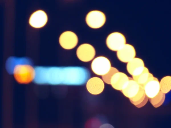 Night City sokak lambaları arka planda.