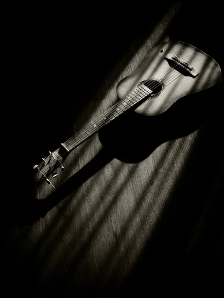 Fekete-fehér klasszikus gitár, fából készült háttér — Stock Fotó