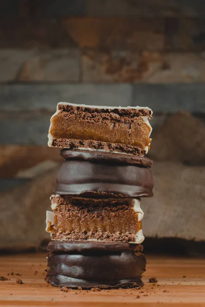 Alfajore 'lar cepheden bir sürü şehvetle bakıyorlar. Tipik Uruguay ve Arjantin şekeri.