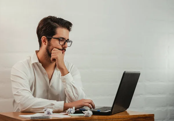 Genç yakışıklı Güney Amerikalı ve Kafkasyalı polis memurlarına bakmaktan sıkılmış. Merkez ofis konsepti. İş stresi. Beyaz bir gömlek giymişti. Gözlük takıyor.