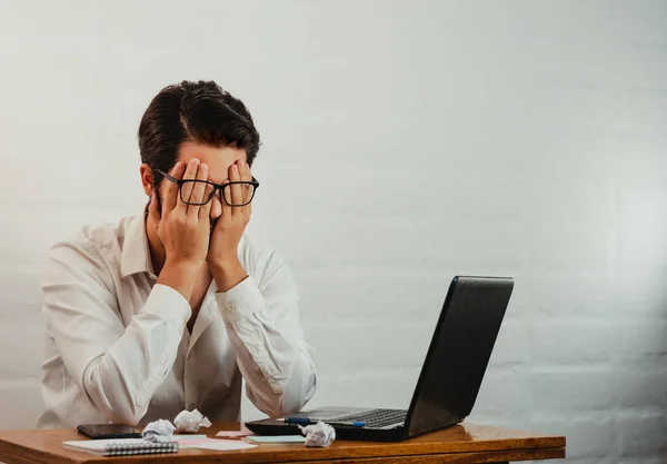 Gözlüklü Latin adam çalışıyor. Stres ve yorgunluk jesti. Ev konseptinde çalış. Boşluğu kopyala.