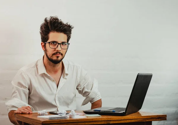 Ofisteki Latin adam, yorgunluk ve stres belirtileri gösteriyor. İleriye bakmak sıkkın ve darmadağınık. Ev konseptinde çalış. Boşluğu kopyala.