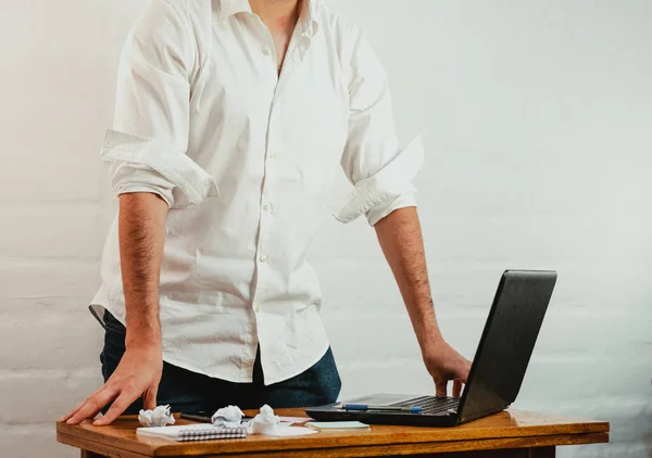 Genç adam dizüstü bilgisayar ekranına kollarını açmış bakıyor. Harekete geç. İçişleri Bakanlığı.