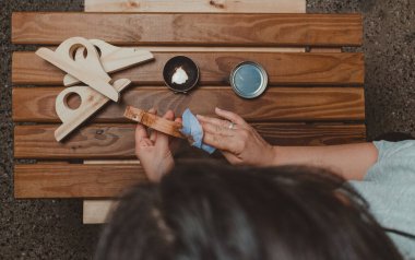 Ağaç ağdası yapan kadın elleri. Harekete geç. Ev marangozluğu kavramı.