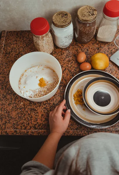 Kurabiye olacak bir karışımı hazırlayan bir kadının el çekimleri. Sağlıklı yaşam ve ev yapımı gıda kavramı.