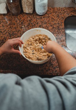 Bir kadının, Cooki 'ye dönüşecek bir karışımı kamçıladığı yakın plan.