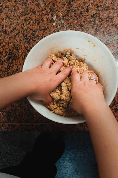 Kurabiye yapmak için hamuru karıştıran bir kadının yakın çekimi. Sağlıklı ve ev yapımı gıda kavramı.