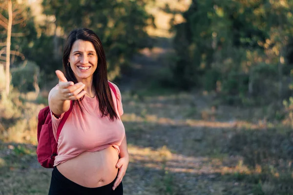 Mujer Latina Sonriente Embarazada Estirando Brazo Invitación Mientras Sostiene Vientre — Foto de Stock