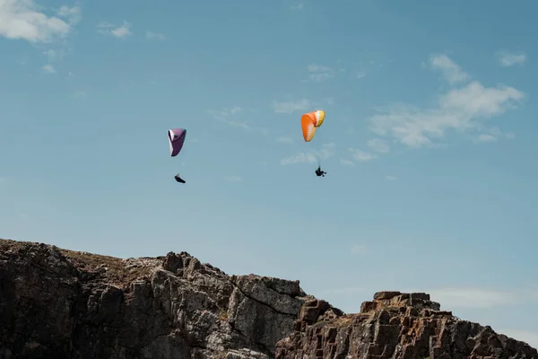 Horizontal Shot Two Paragliders Gliding Cliff — Stockfoto