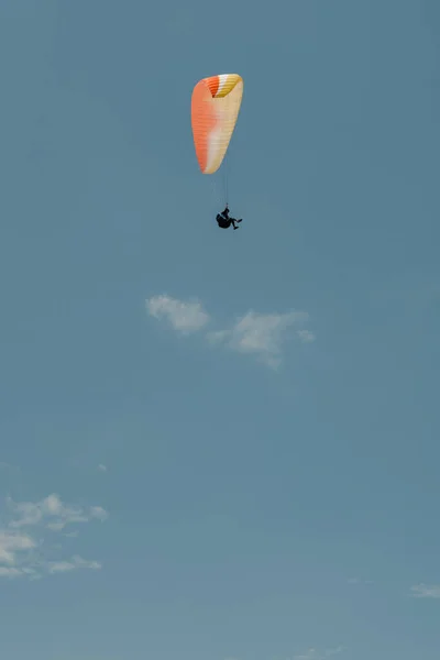 Plan Vertical Parapente Solo Dans Ciel Complètement Bleu — Photo