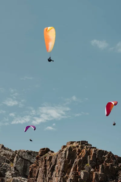 Three Paragliders Forming Triangle While Gliding Cliff — Stockfoto