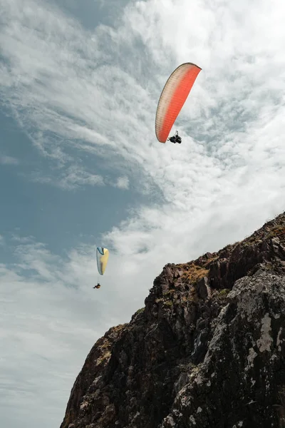 Two Paragliders Gliding Cliff — Stockfoto