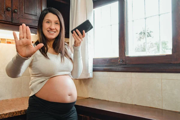 Mujer Latina Embarazada Pidiendo Cámara Que Detenga Mientras Graba Mensaje — Foto de Stock