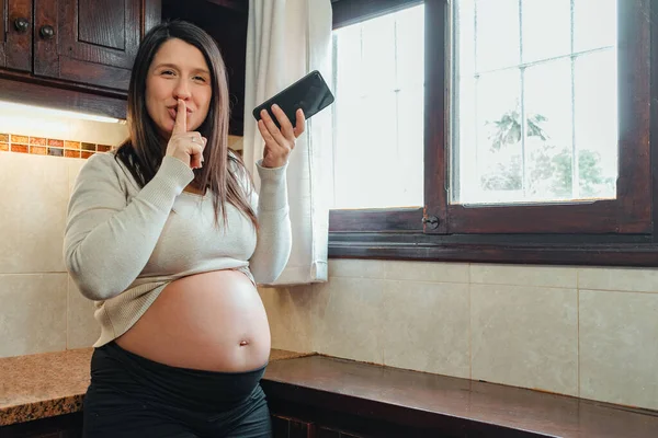 Mujer Embarazada Hispana Pidiendo Silencio Mientras Graba Audio Teléfono Celular — Foto de Stock