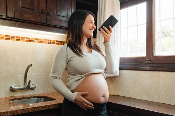 Mujer Hispana Embarazada Grabando Audio Teléfono Celular Mientras Sostiene Vientre — Foto de Stock