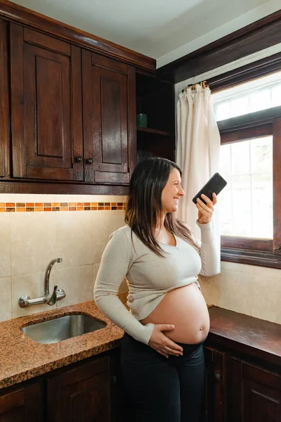 Fotografía Vertical Una Mujer Hispana Embarazada Grabando Audio Teléfono Celular — Foto de Stock