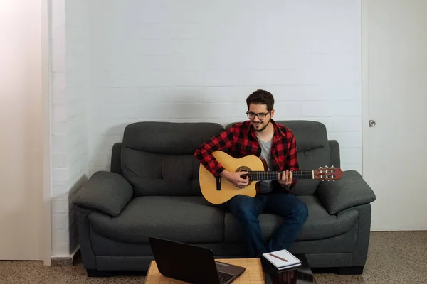 Latin adam defterin önünde gitar çalıyor..