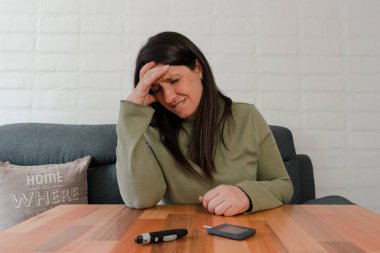 Diyabet testinin sonucunu gördükten sonra kafasını tutan Latin Kadın endişelendi