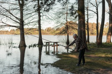 Oltayı attıktan hemen sonra eski bir Latin.