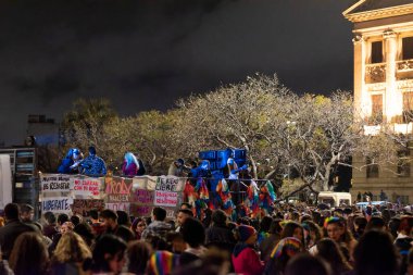 MONTEVIDEO, URUGUAY - 24 Eylül 2021: lgbt yürüyüşünde pankart ve göstericilerle kamyon