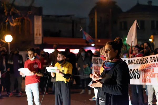 MONTEVIDEO, URUGUAY - 24 DE EPTEMBER DE 2021: Sağır-dilsiz çevirmen insanların çeşitlilik eylemindeki sözlerini tercüme eder