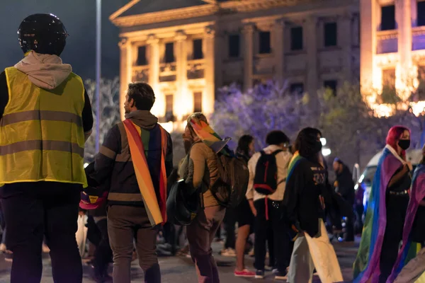 MONTEVIDEO, URUGUAY - 24 DE EPTEMBER DE 2021: çeşitlilik yürüyüşünde omuzlarında lgbt bayrağıyla geri dönen adam