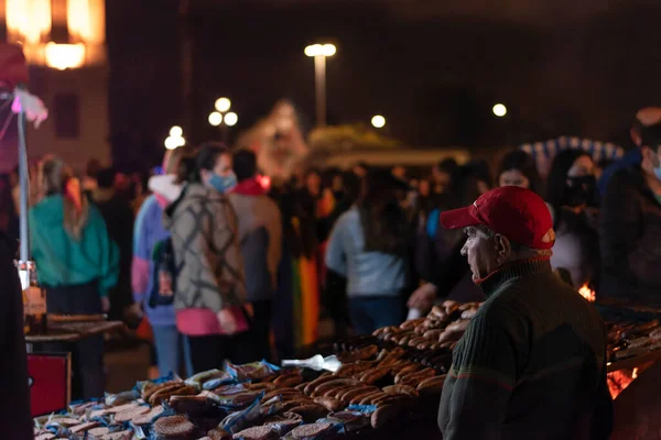 MONTEVIDEO, URUGUAY - 24 Eylül 2021 Chorizo ve Hamburger ızgarası, tipik uruguay ızgarası. lgbt yürüyüşü sırasında