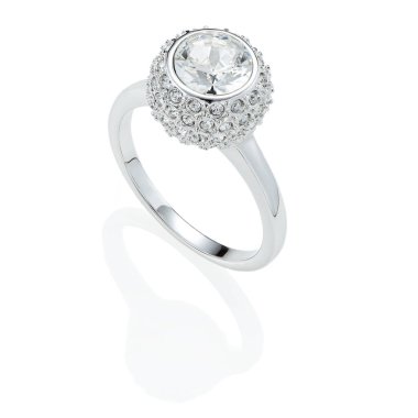 Beyaz arkaplanda yansıması olan nişan yüzüğü.