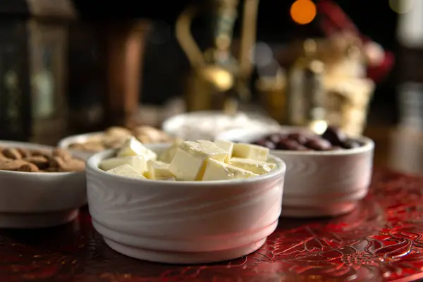 Peynirli taze çerez, fındık ve tohum, zeytin, kapat.