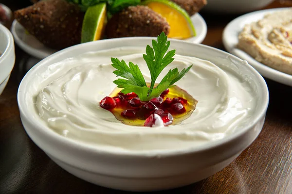 Geleneksel Orta Doğu yemekleri. Lübnan yemeği. Nar tohumlu Arap labrador yoğurdu.