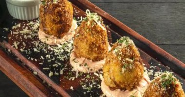 Brezilya aperatifi. Soslu Coxinha.