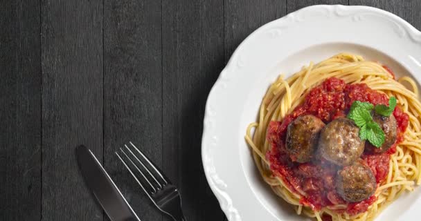 Plate Meat Balls Spaghetti Tomato Sauce Mint Leaf Dark Wood — Stock Video