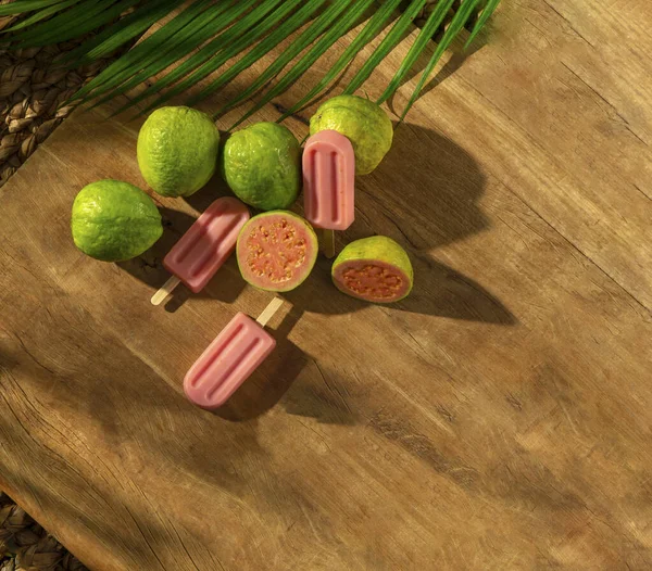Tahta tabanlı meyveli Guava dondurması, güneş ışığı, palmiye yaprağı, üst manzara.