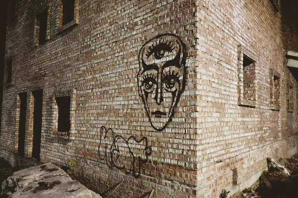 Unfinished Abandoned Brick Building Windows Doors Wall Graffiti Head Three — 图库照片