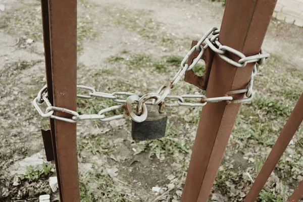 Privat Område Gatans Rostiga Galler Upprullade Med Kedja Med Hänglås — Stockfoto